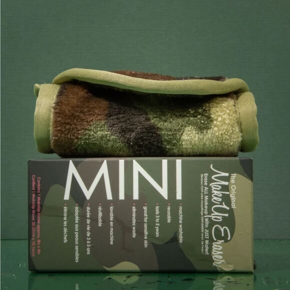 The Original Makeup Eraser Mini Camo Makeup Eraser - Picture 5 of 7